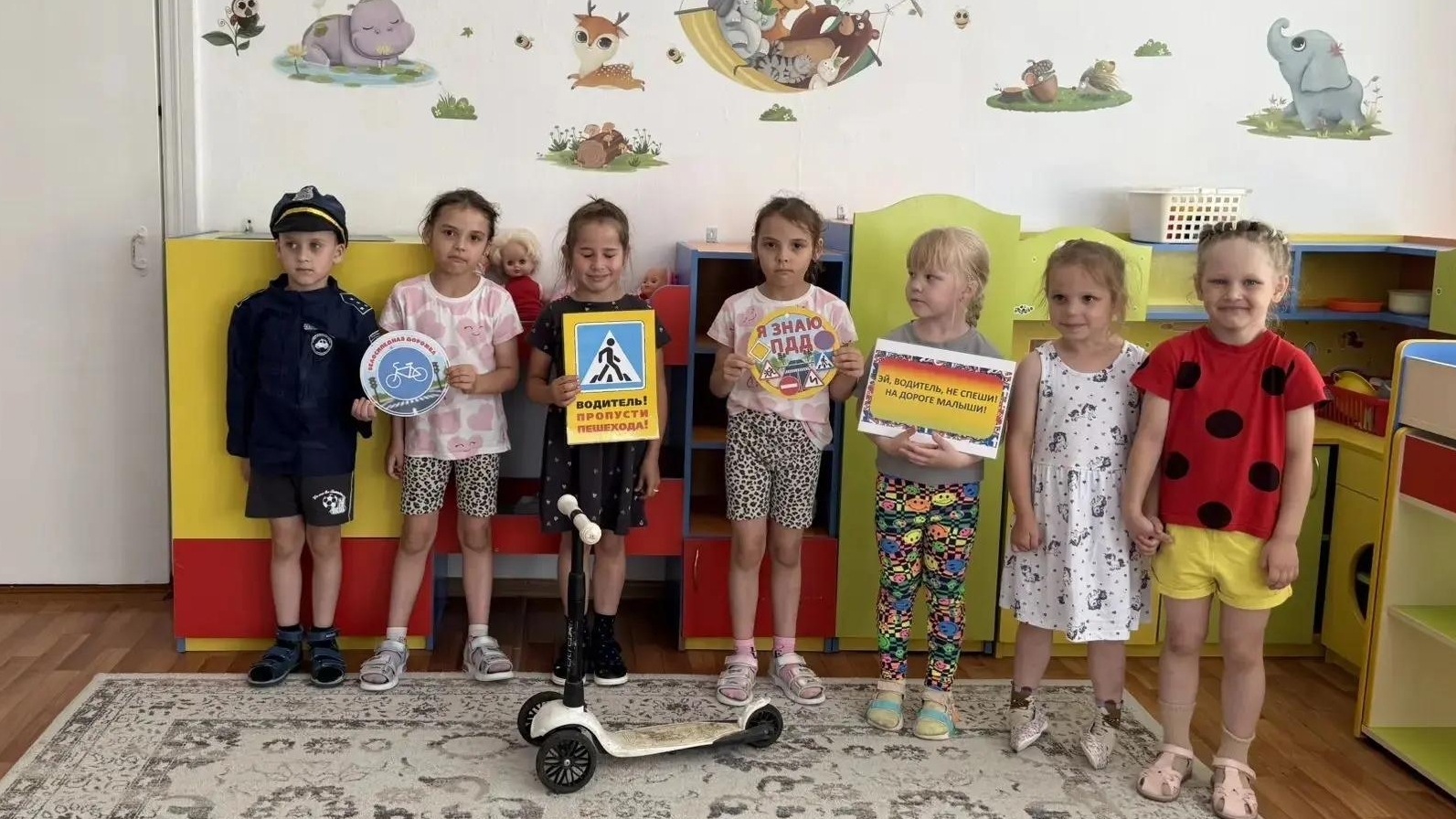 В группах «Солнышко», «Капитошка» и «Звездочки» прошли профилактические мероприятия по обеспечению безопасности дорожного движения и предупреждению детского дорожно‑транспортного травматизма